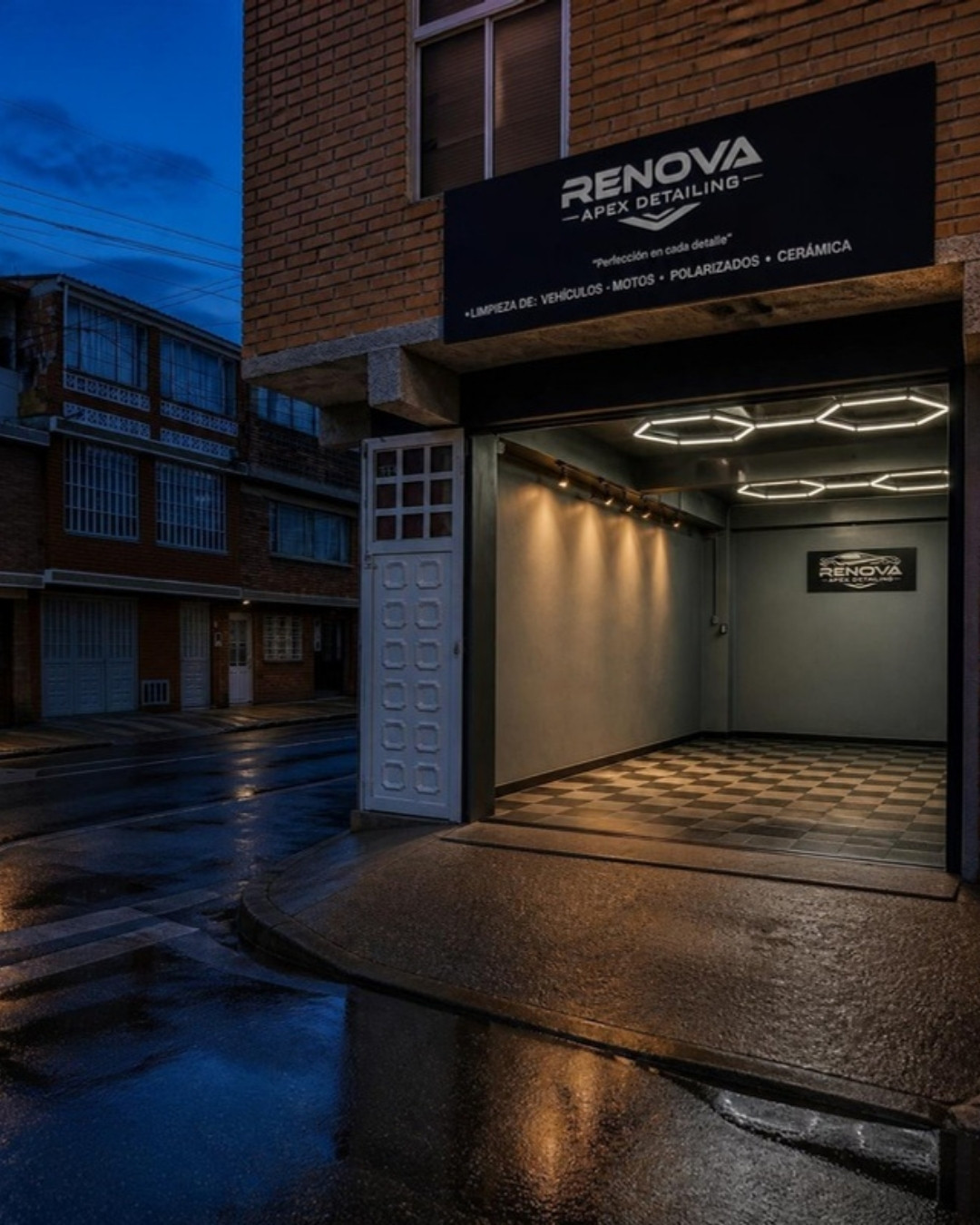 Estudio Renova Apex Detailing de noche, con la bahía iluminada, en la Calle 89 # 76A-09, Engativá