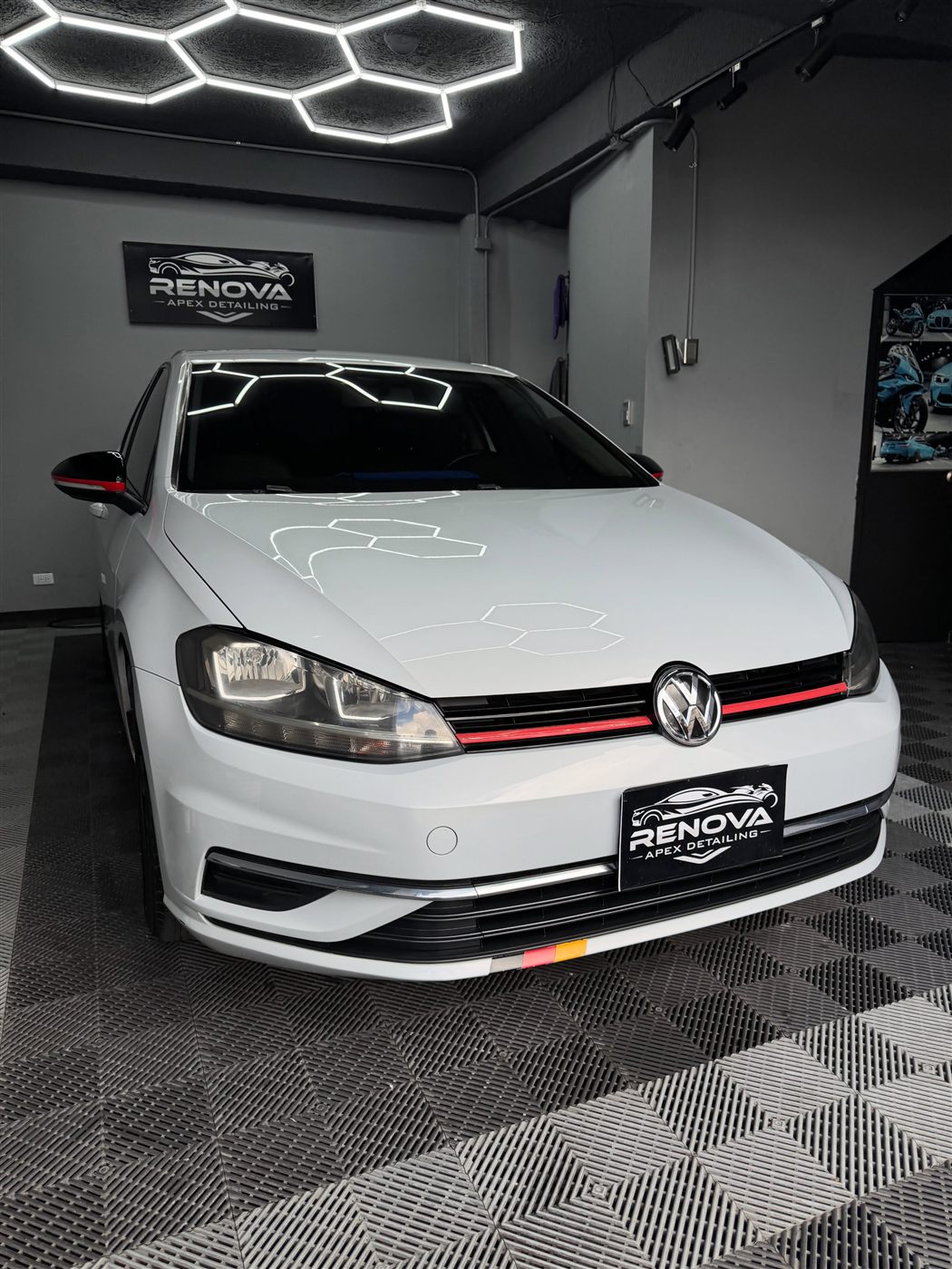 Volkswagen Golf GTI con carrocería impecable en Renova Apex Detailing, Bogotá