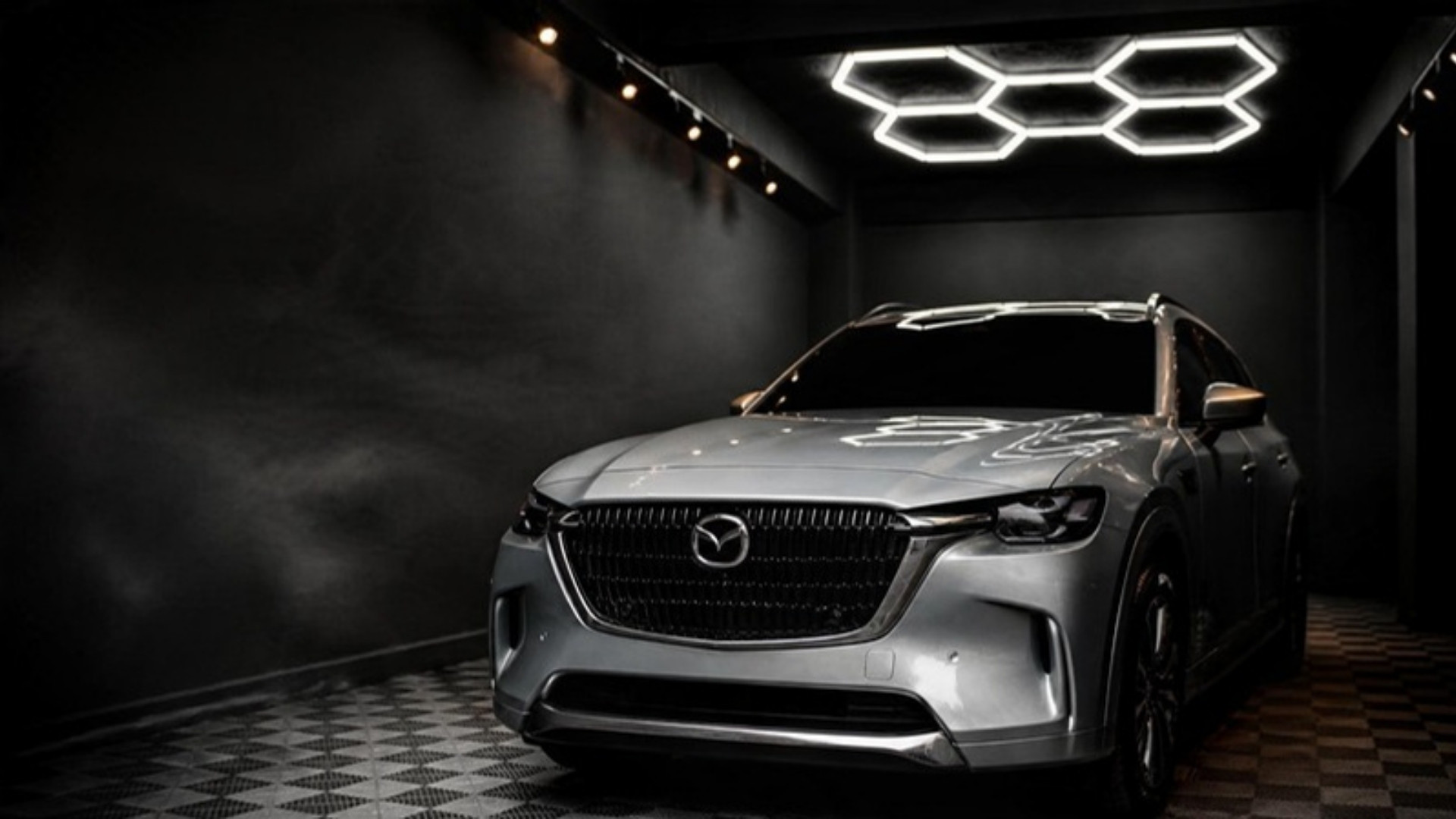 Mazda CX-90 bajo las luces hexagonales de la bahía de Renova Apex Detailing en Engativá, Bogotá