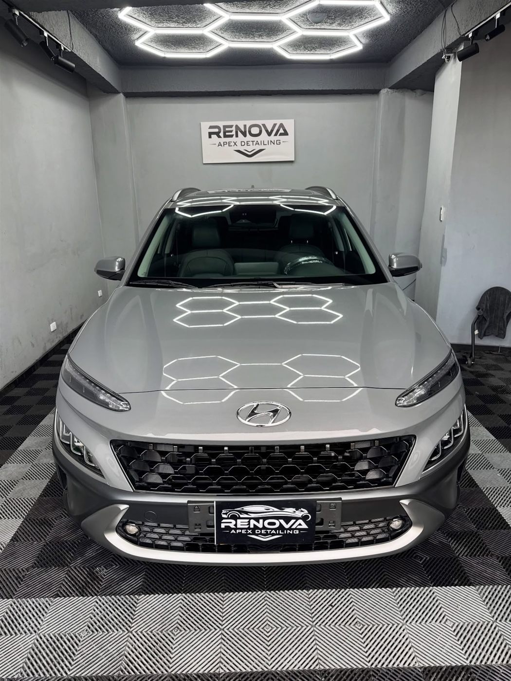 Hyundai Kona impecable después de la limpieza en la bahía de Renova Apex Detailing, Bogotá