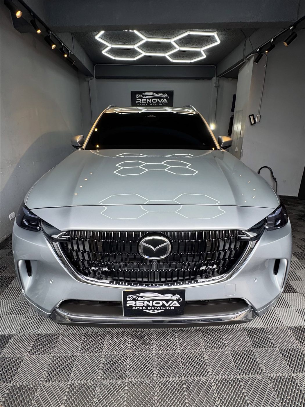 Mazda CX-90 con realce de brillo bajo las luces hexagonales de Renova Apex Detailing, Bogotá