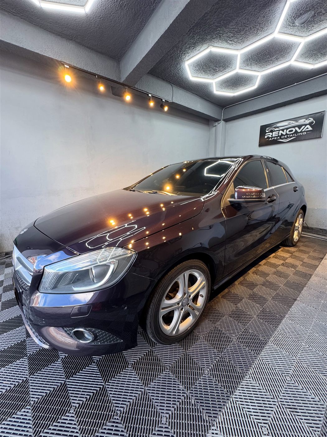 Mercedes-Benz Clase A con vidrios polarizados en la bahía de Renova Apex Detailing, Engativá