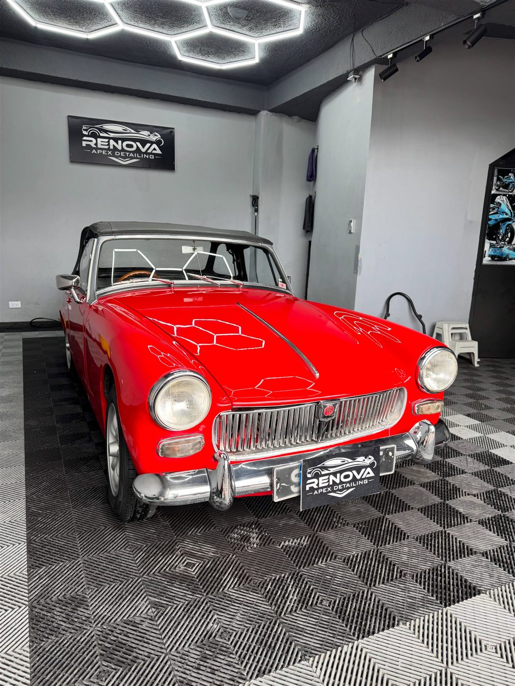 MG Midget clásico con carrocería impecable en Renova Apex Detailing, Bogotá