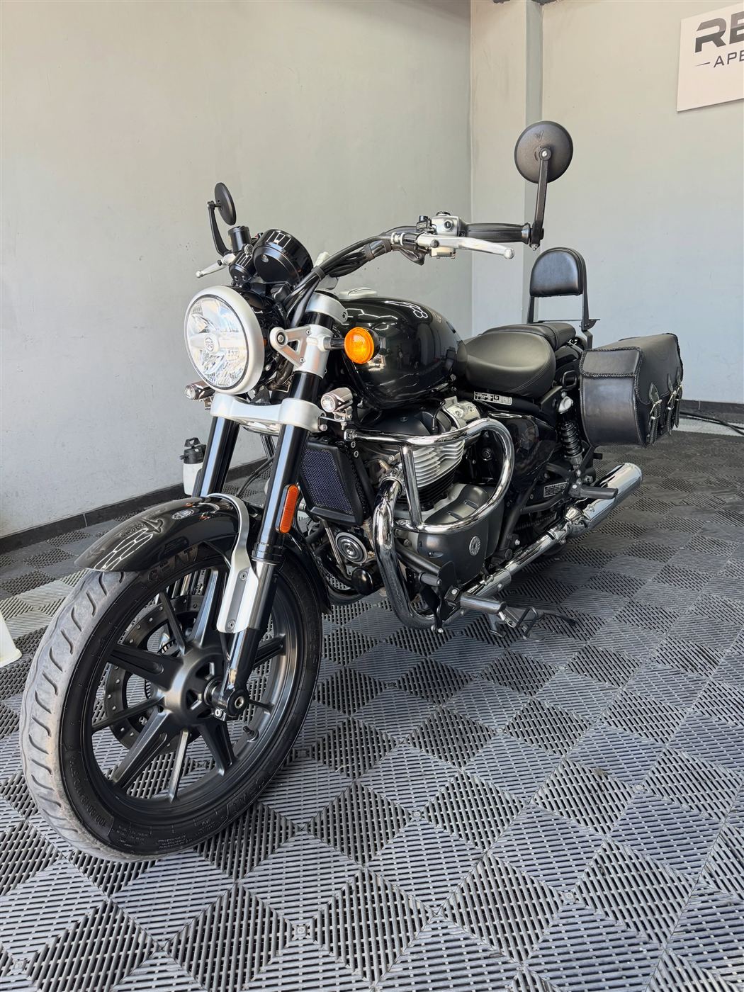 Moto clásica detallada en Renova Apex Detailing, Bogotá