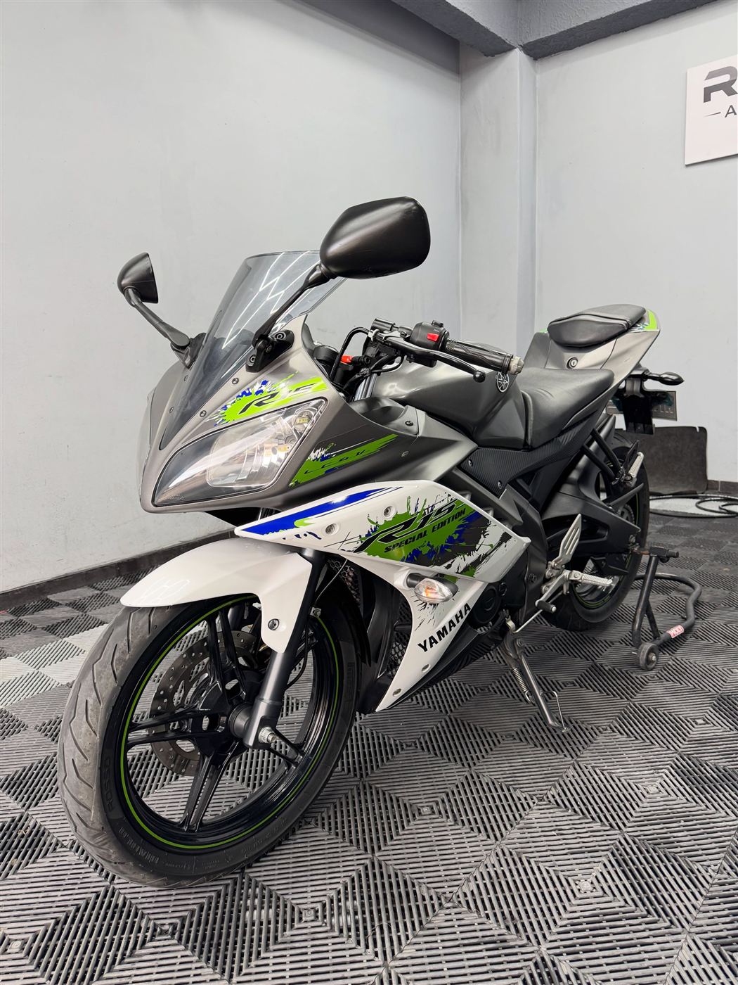 Yamaha R15 recién detallada en la bahía de Renova Apex Detailing, Bogotá